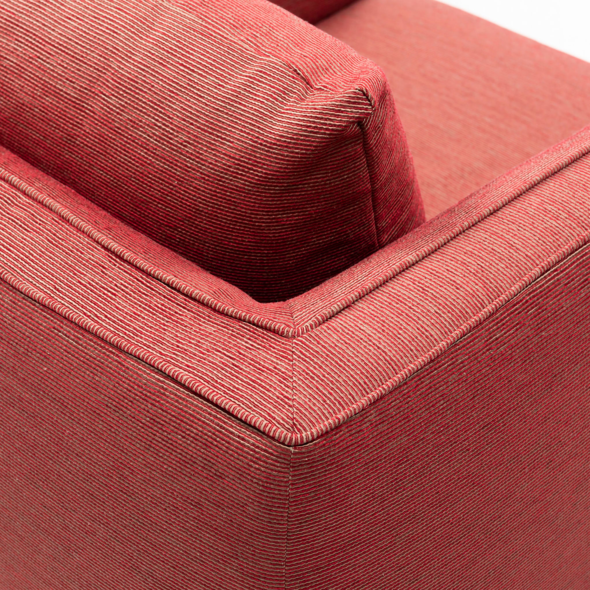 Siena armchair in Rosso Burgundy colour. Closeup view.