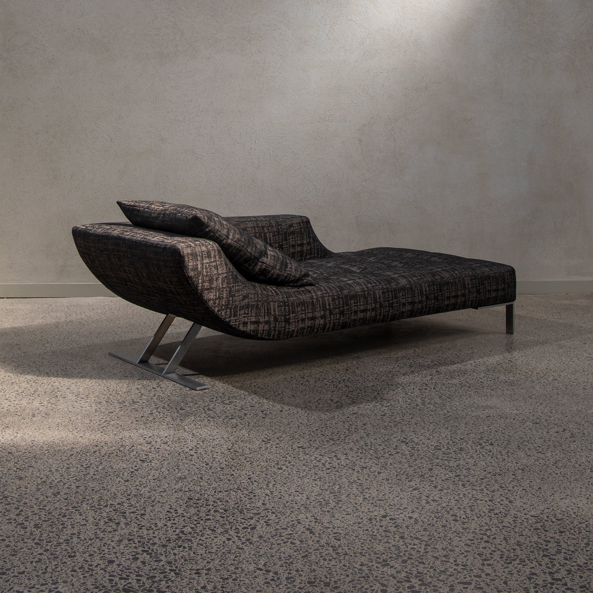 Viceversa chaise longue in moderna grey colour in showroom. Rear view.